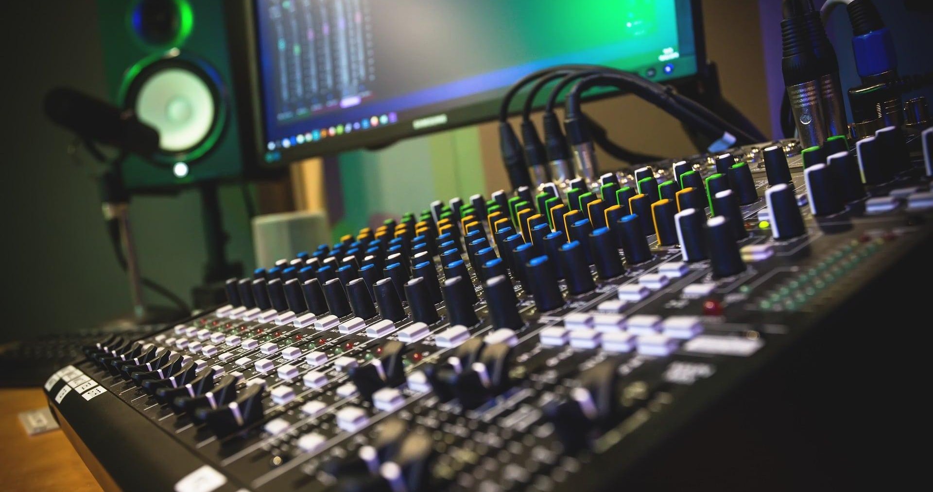 Ett mixerbord med många reglage.